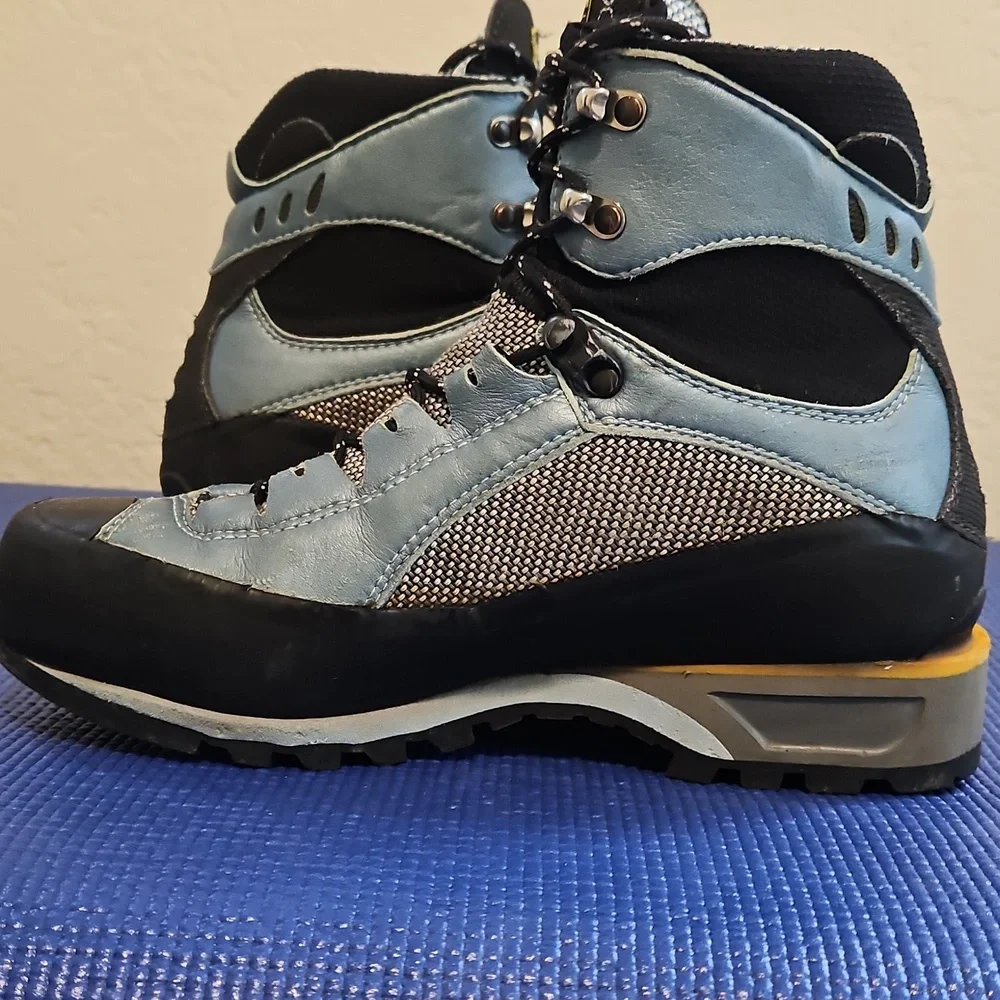 La Sportiva Hiking Boots, Size 7.5+ - Picture 4 of 16